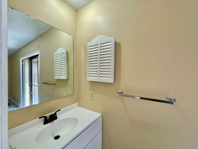 Building Photo - Charming 3-Bed Townhome In Three Colonies