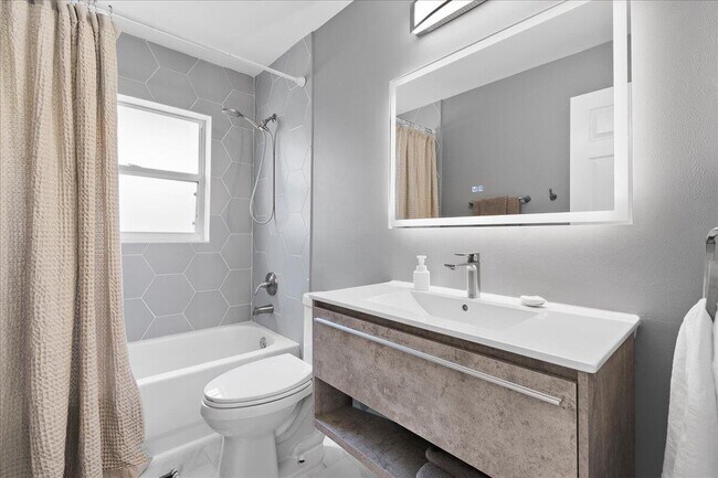 Building Photo - 2447 Country Golf Dr