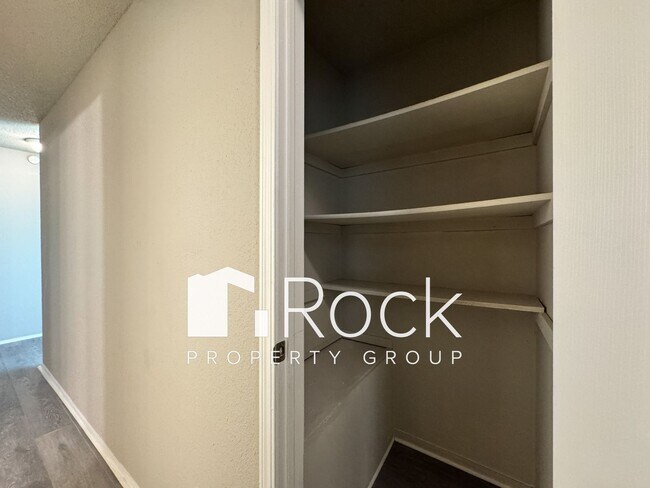 Building Photo - 3 Bedroom Townhome in West OKC