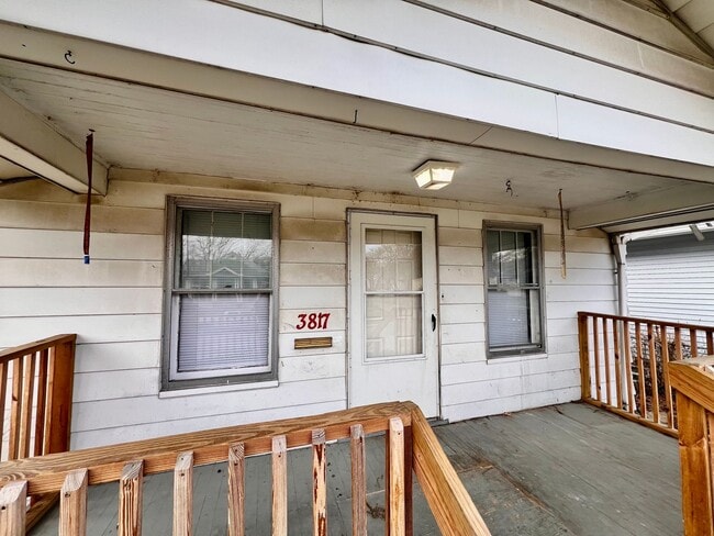 Building Photo - 3 Bedroom House