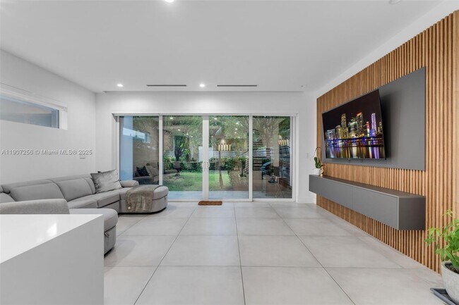 Building Photo - 3048 SW 18th St