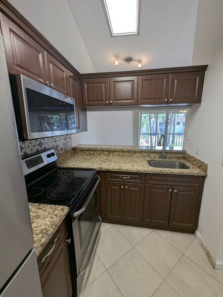 Building Photo - 18203 Glenmoor Dr