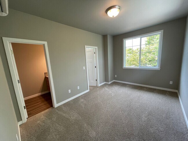 Building Photo - NEW 4 Bedroom / 4.5 Bath Duplex. A/C in every bedroom