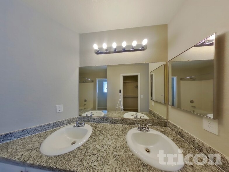 Building Photo - 5646 Roundrock Dr