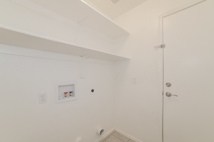 Building Photo - 9542 W Potter Dr