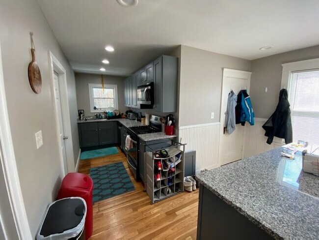 Building Photo - 63 Jastram St