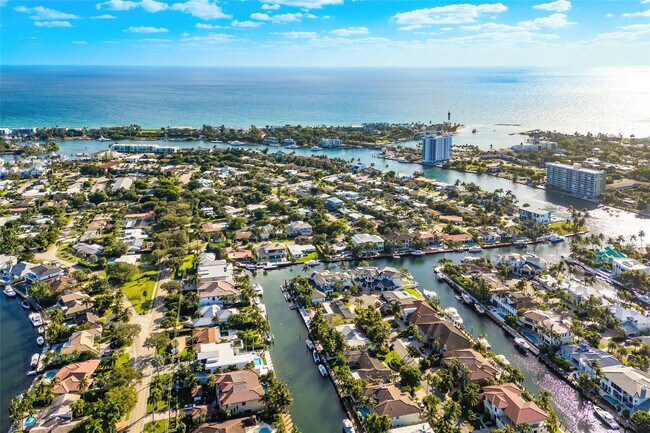 Building Photo - 2443 NE 26th St