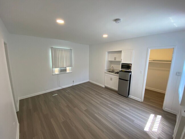 Interior Photo - 944 Tiverton Avenue