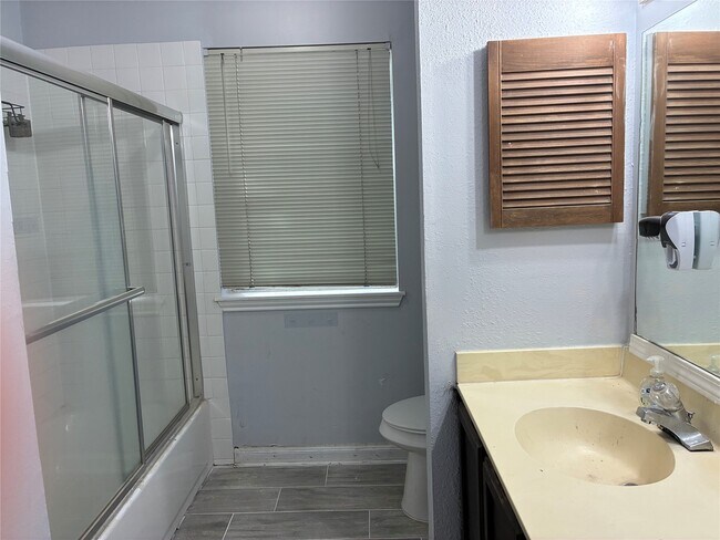 Building Photo - 8299 Cambridge St