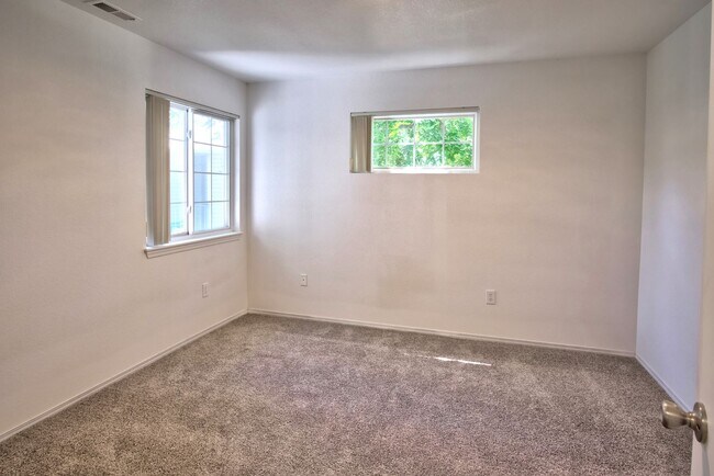 Building Photo - Beautiful 2 bedroom 2 bathroom apartment available in July 2026