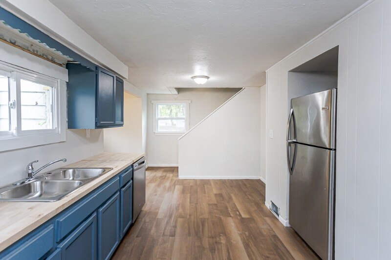 Building Photo - 4440 Fairview Dr