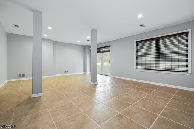 Building Photo - 10 Conklin Ct