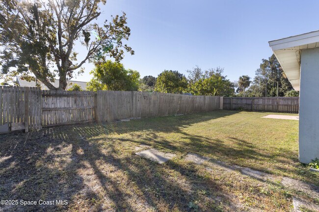 Building Photo - 1202 Linmoor Cir NE