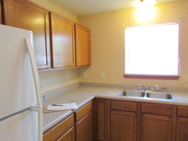 Building Photo - Available 11/17 – Spacious 2/2 Duplex with...