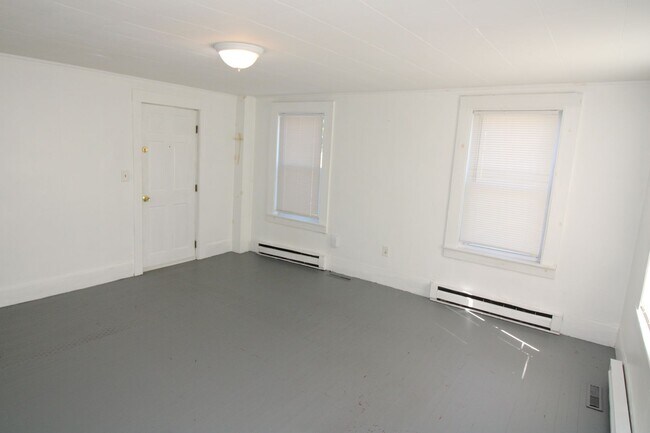 Building Photo - 546 Main St