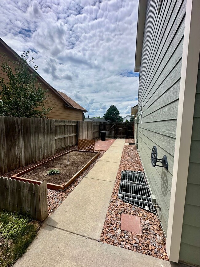 Building Photo - Spacious 4BD w/ A/C in Desirable Briargate...