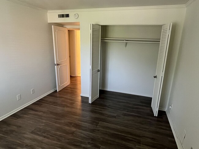 Building Photo - Updated 3 Bed Condo in Myers Park