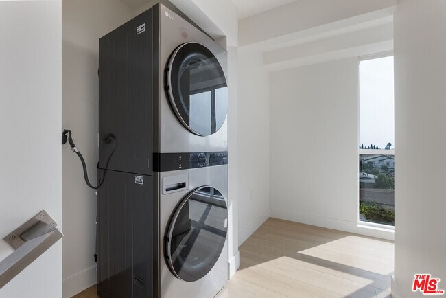 Building Photo - 8561 Belmont St