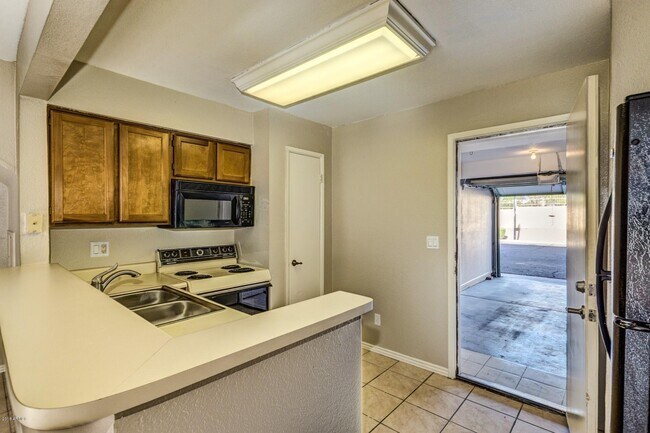 Building Photo - 4901 S Calle Los Cerros Dr