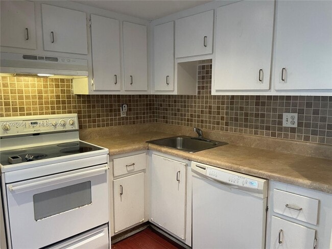 Building Photo - 4174 Inverrary Dr