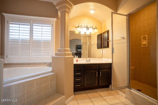 Building Photo - 12421 Tierra Encino Dr