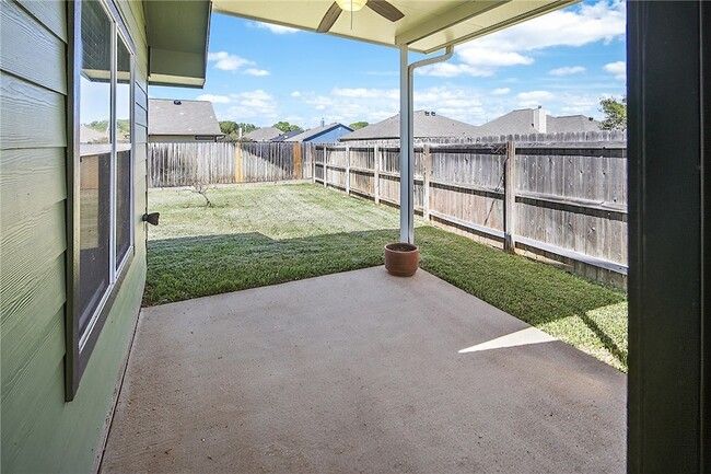 Building Photo - 916 Crested Point Dr