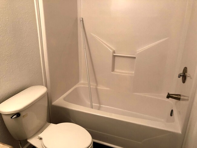 Building Photo - Room For Rent