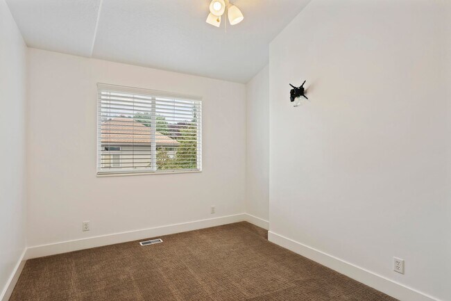 Building Photo - Spacious 4 Bedroom 3 Bathroom Layton Home