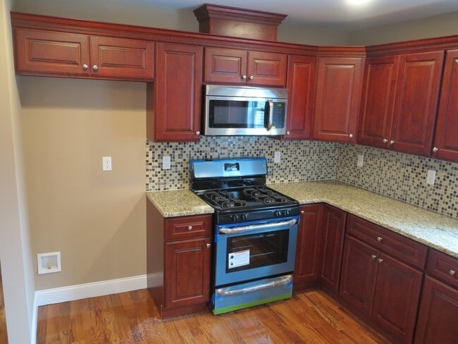 Building Photo - 14 Summit St