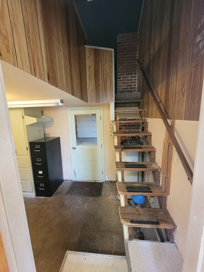 Building Photo - Charming 3 bed 2 bath with bonus room.
