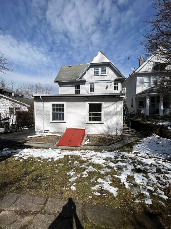 Building Photo - 940 Woodlawn St