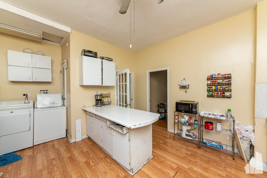 Building Photo - 2057 W Roscoe St