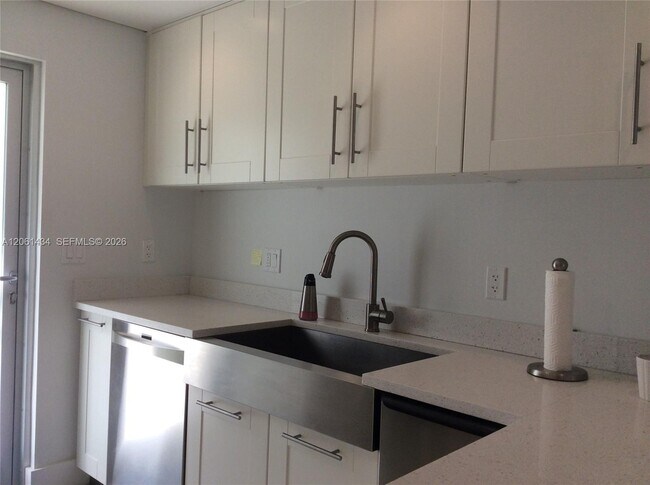 Building Photo - 881 Ocean Dr