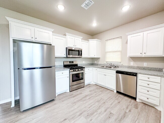 Building Photo - Newer Built 3/2/2 in Frenship ISD!