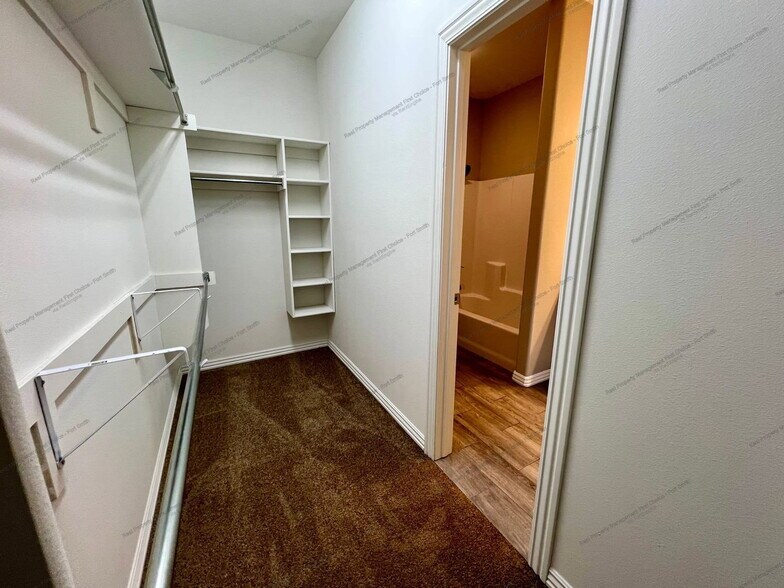Building Photo - 9809 Mylea Cir
