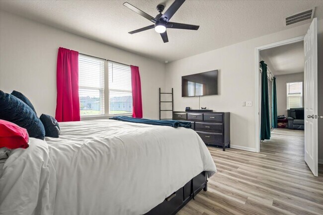 Building Photo - 4 Bedrooms | 2 Bathrooms | Screened Patio ...
