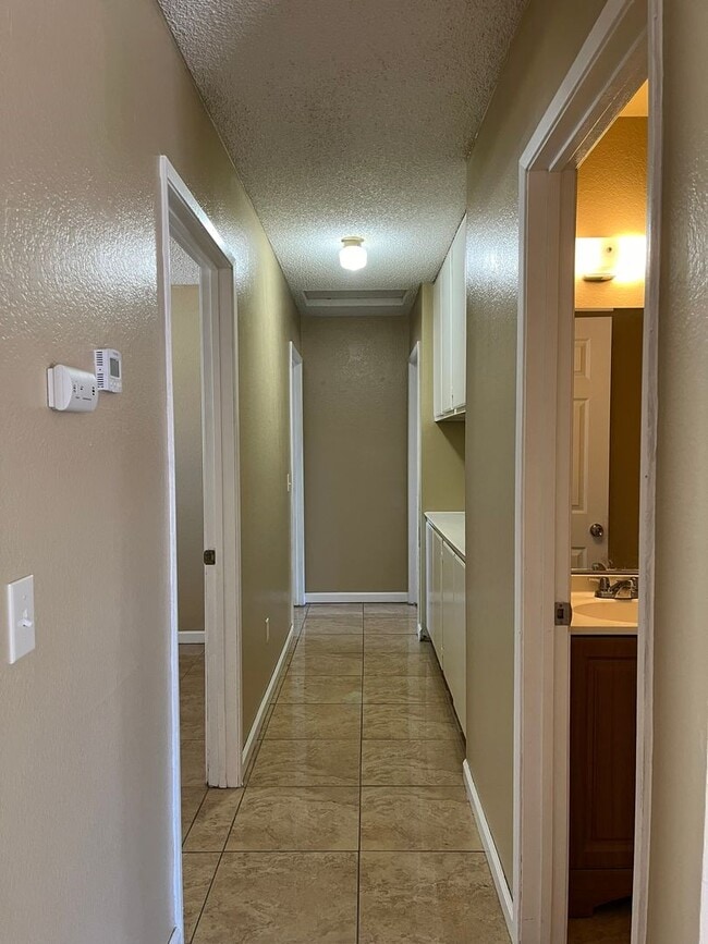 Building Photo - 10443 Cimerron Trail Dr