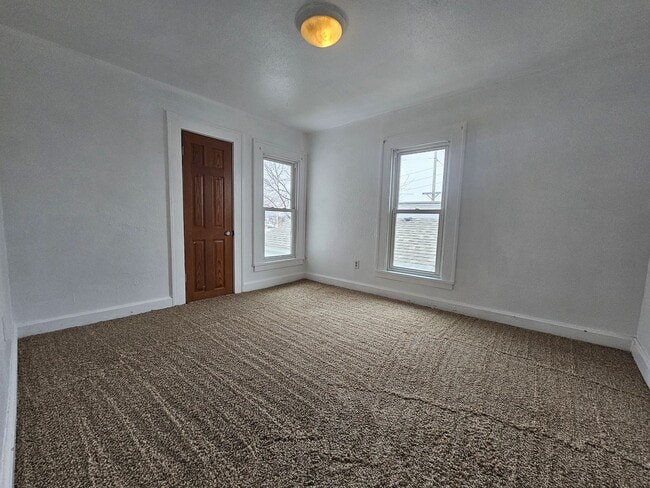 Building Photo - SW 4 bedroom 2 bath with fenced yard