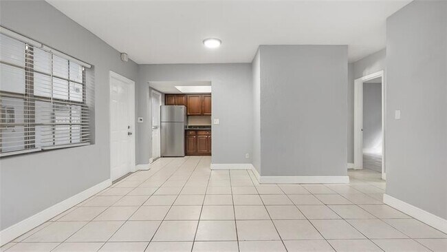 Building Photo - 626 SW 14th Ave