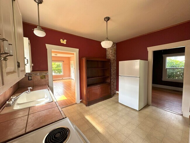 Building Photo - 2 bdrm/1 bath Lettered Streets cottage for...