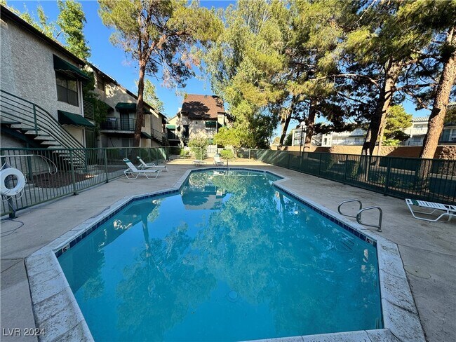 Building Photo - 510 Elm Dr