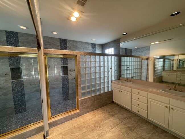 Building Photo - FANTASTIC SPACIOUS HOME LOCATED IN GATED C...