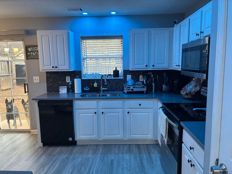 Building Photo - Room in House on Browns Mill Trail