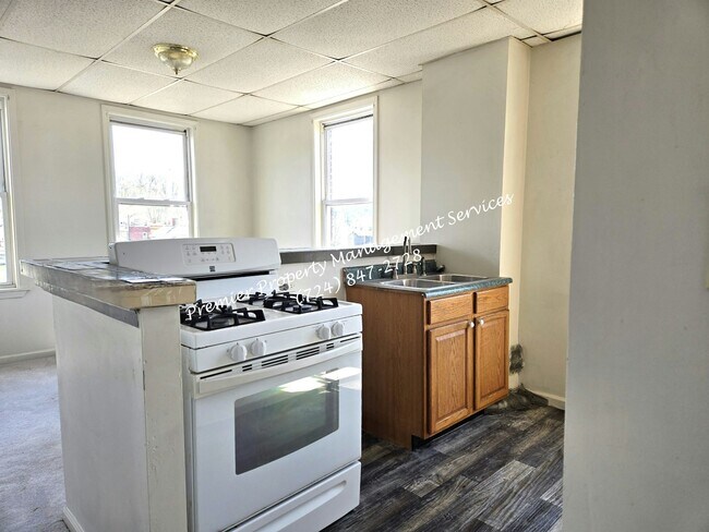 Building Photo - 1015 S Mill St