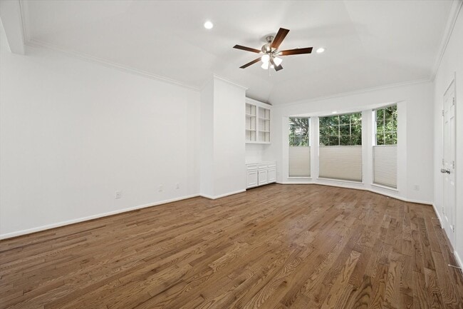 Building Photo - Beautiful Home Near University of St. Thomas