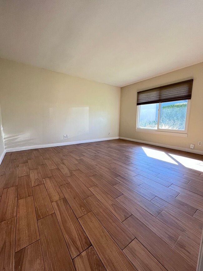 Building Photo - SINGLE STORY 3 BR/ 2 HOME WITH 2 CAR GARAGE