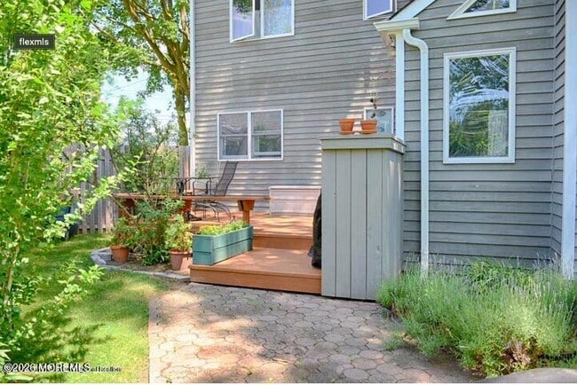 Building Photo - 901 Woodcrest Dr