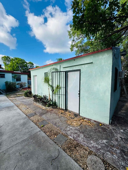 Building Photo - 1810 SW 24th Ter