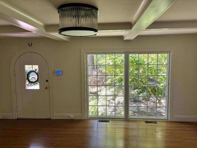 Building Photo - 1470 Fernwood Dr