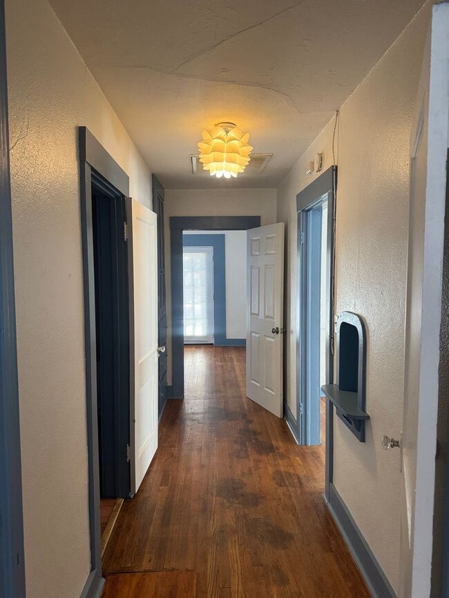 Building Photo - Adorable 2/1 !!! walking distance to the e...
